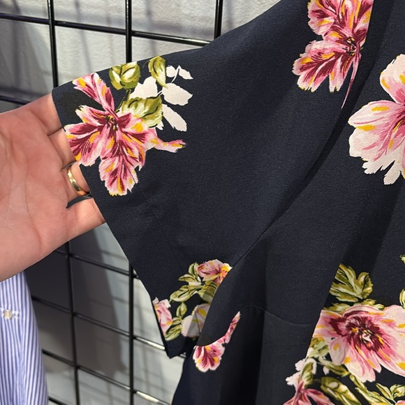 Ava & Viv Navy Floral Blouse - Picture 3 of 4